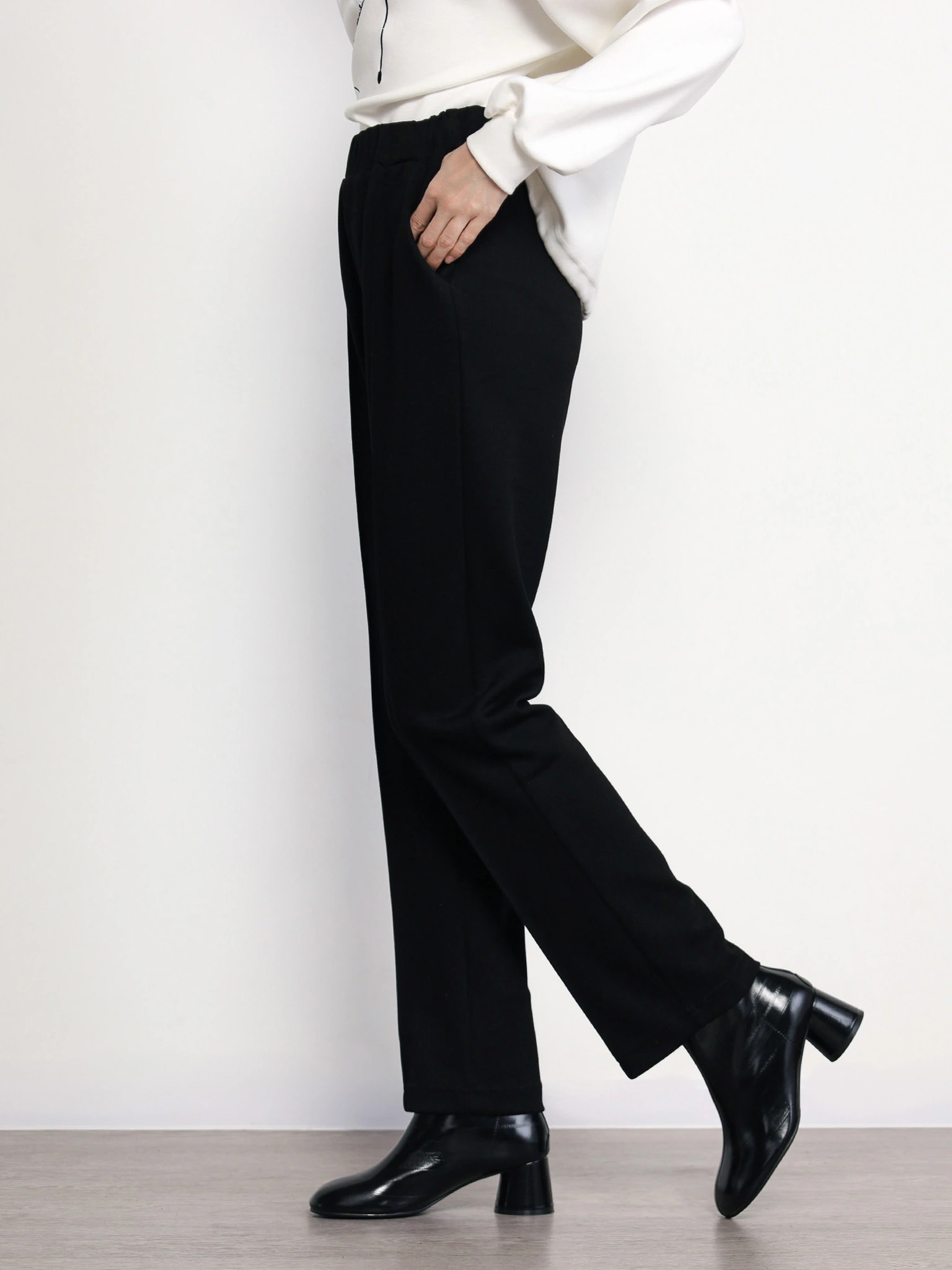 Брюки трикотажные черного цвета с эластичным поясом